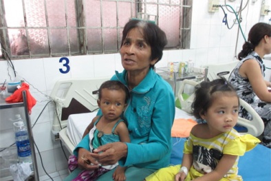 Dì cho 2 cháu uống sữa pha...thuốc trừ sâu